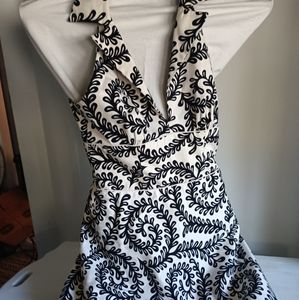 Classy sexy vintage Styling Landry black and be white dress. 50s styling.